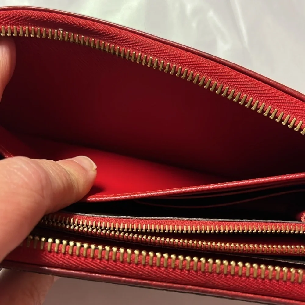 Louis Vuitton Monogram Retiro Cerese Zippy wallet. Comes with COA